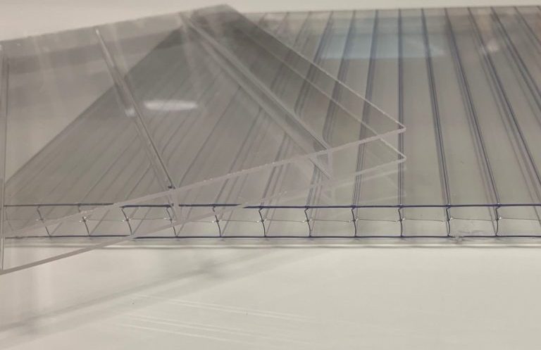 Kunststoffüberdachungen Transparente Kunststoffplatten in verschiedenen Größen.